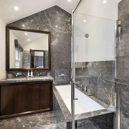 Knightsbridge Mews House Private Mews, Harrods & Parking Included-2